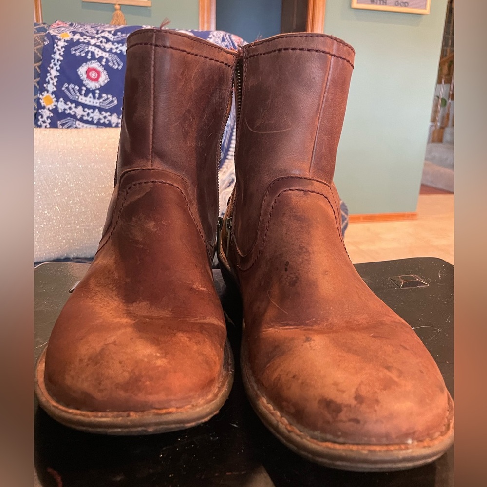 Ugg Bryce Shearling brown boots size 10